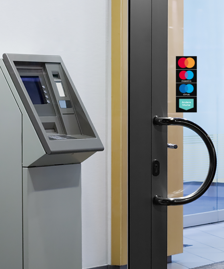 Mastercard Aufkleber am Haupteingang neben einem Geldautomaten Mastercard Aufkleber am Haupteingang neben einem Geldautomaten