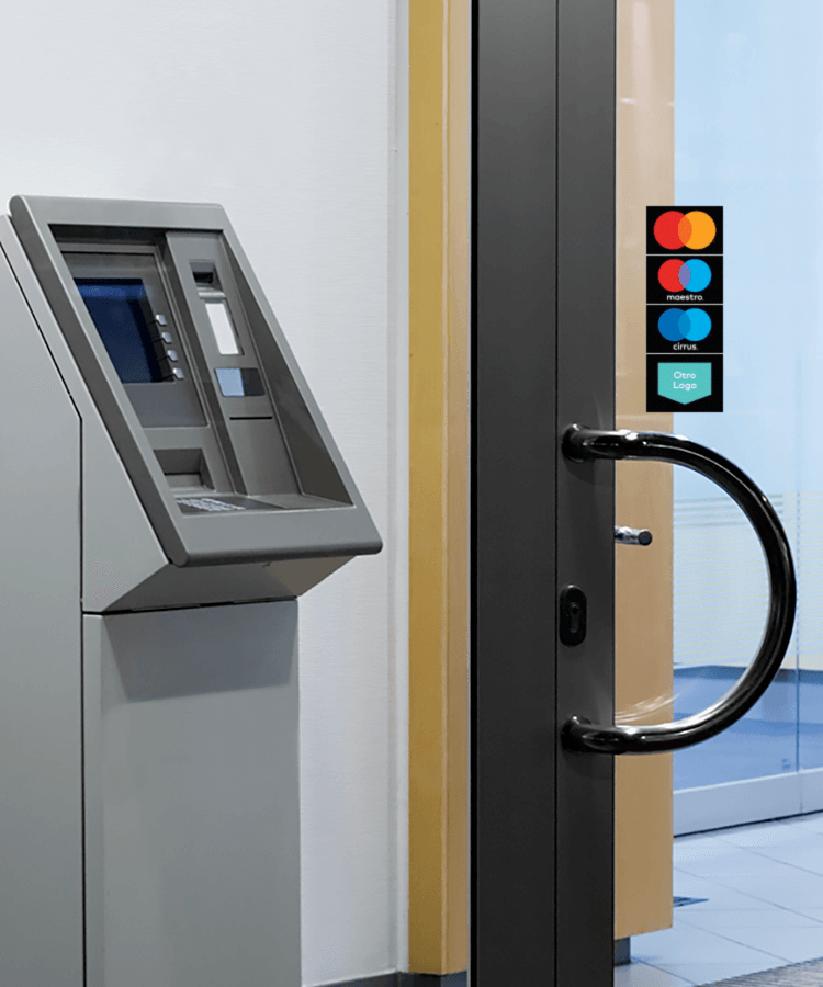 Imagen de calcomanías de Mastercard en la entrada principal de un cajero automático
